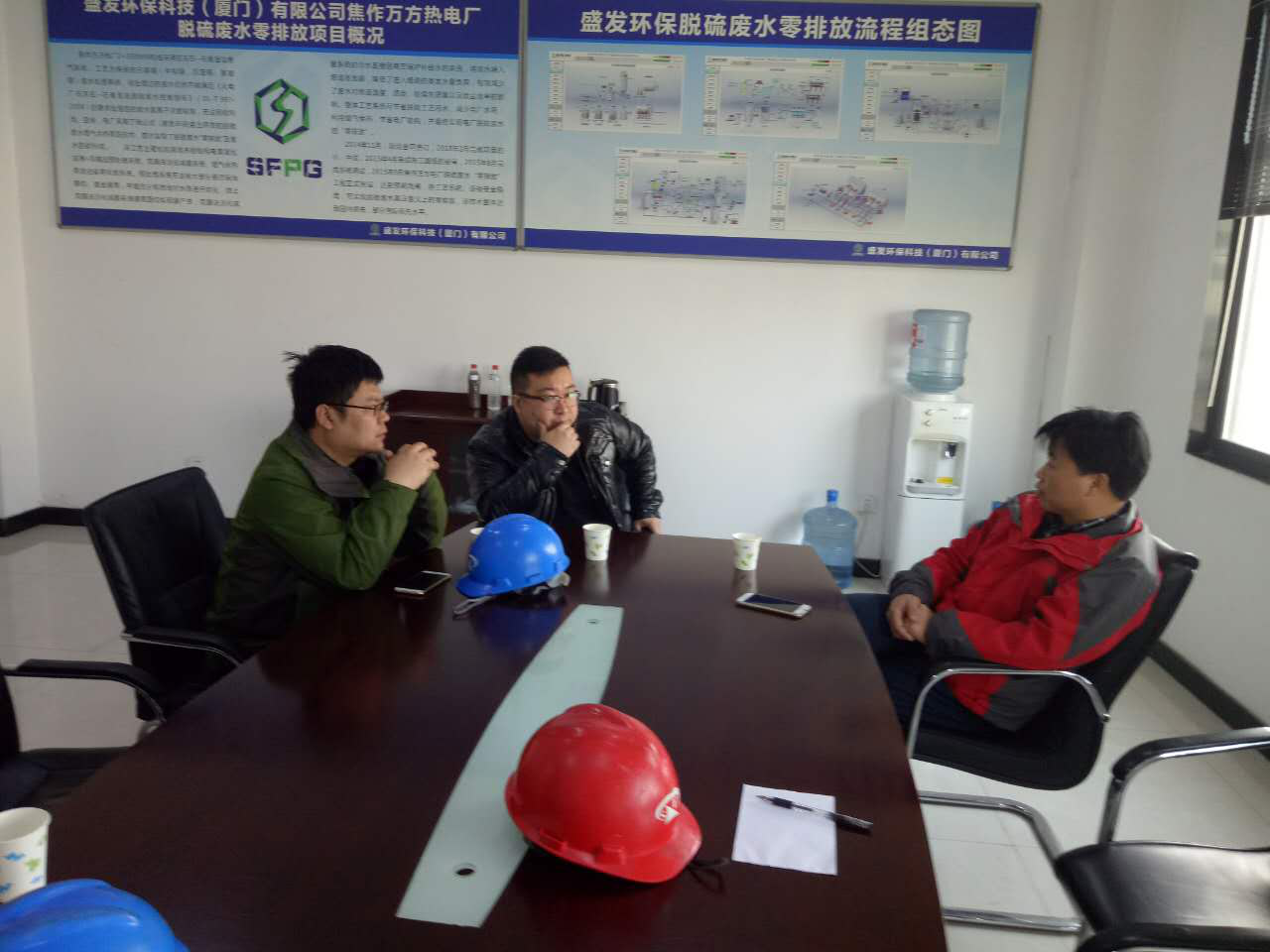 中電投上海成套電器設(shè)計(jì)院劉主任到焦作萬(wàn)方項(xiàng)目部做技術(shù)交流與合作。